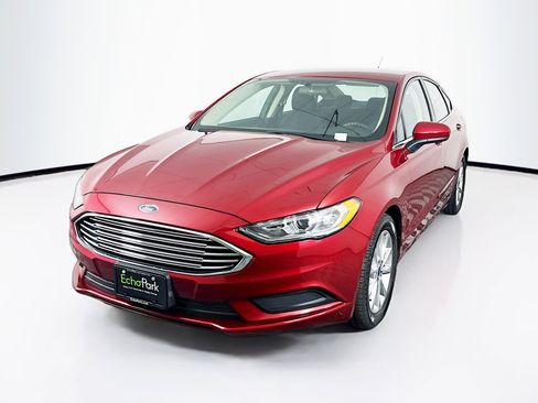 Used 2017 Ford Fusion SE w/ Fusion SE Technology Package FWD image 3