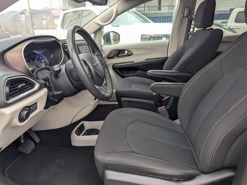 Used 2023 Chrysler Voyager LX image 24