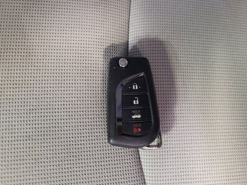 Used 2021 Toyota Corolla LE FWD image 32