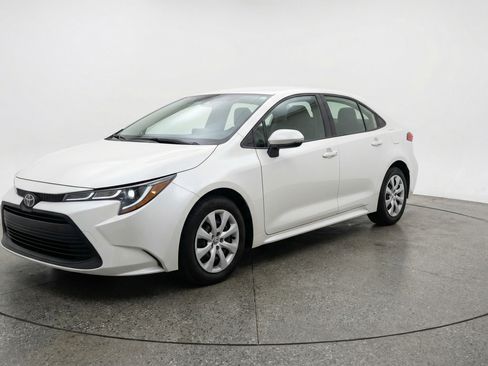 Used 2025 Toyota Corolla LE image 3
