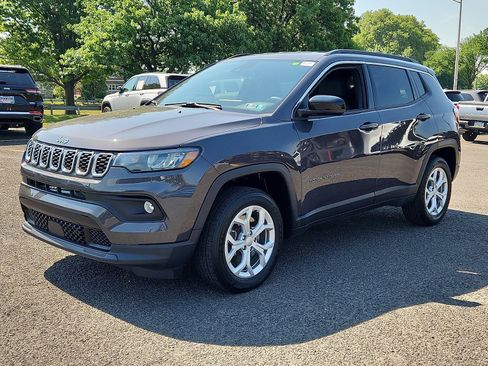 Used 2024 Jeep Compass Latitude AWD/4WD image 3