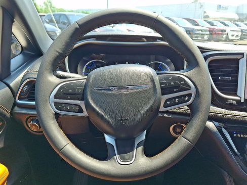 Used 2023 Chrysler Pacifica Pinnacle FWD image 16