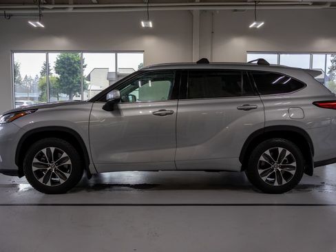 Used 2020 Toyota Highlander XLE AWD/4WD image 10