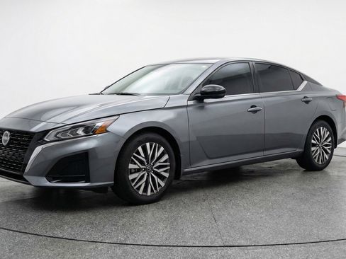 Used 2025 Nissan Altima 2.5 SV image 3