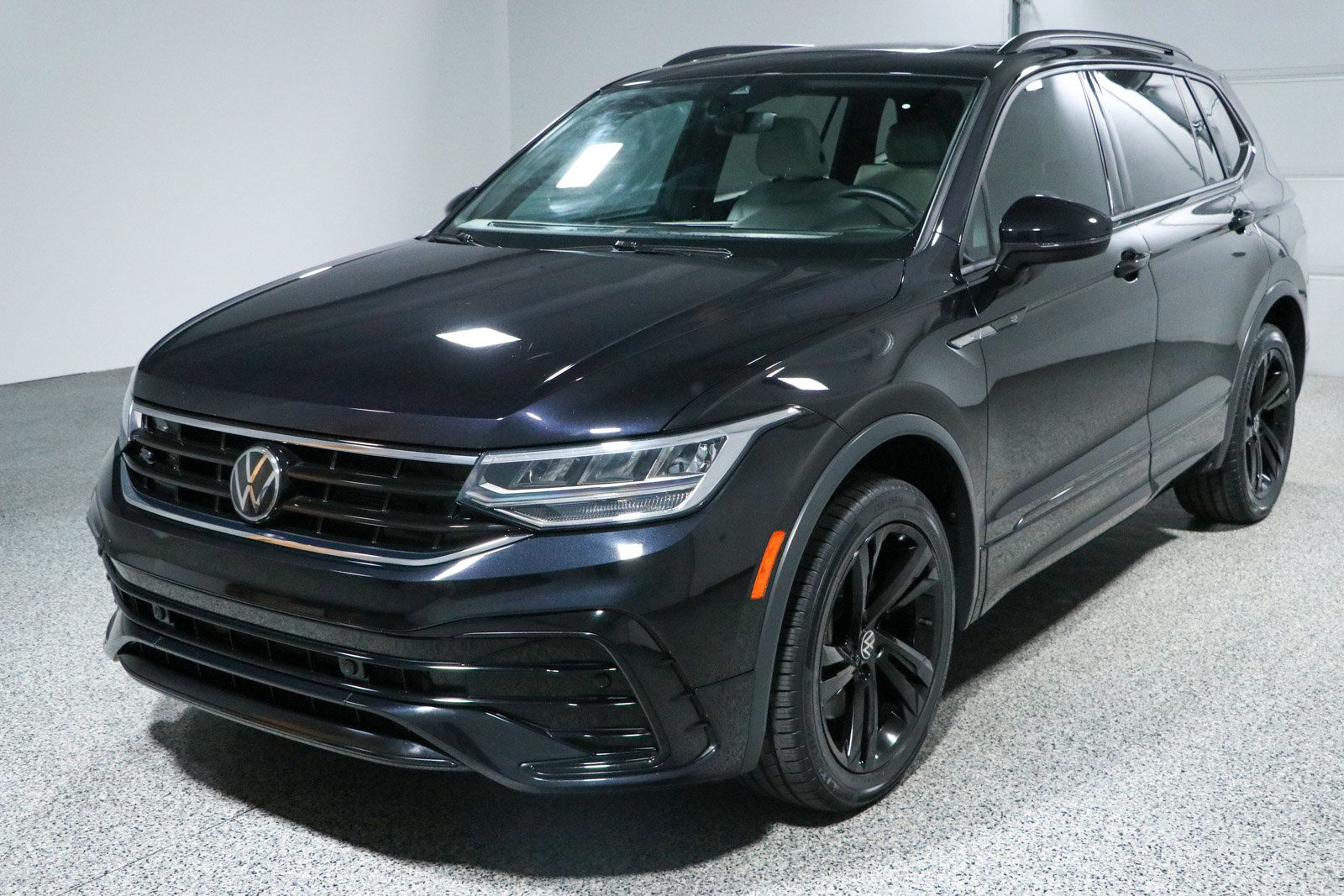 Used 2023 Volkswagen Tiguan SE R-Line FWD image 34