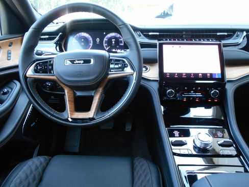 New 2025 Jeep Grand Cherokee L Summit image 4