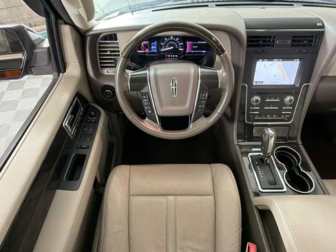 Used 2016 Lincoln Navigator Select RWD image 29
