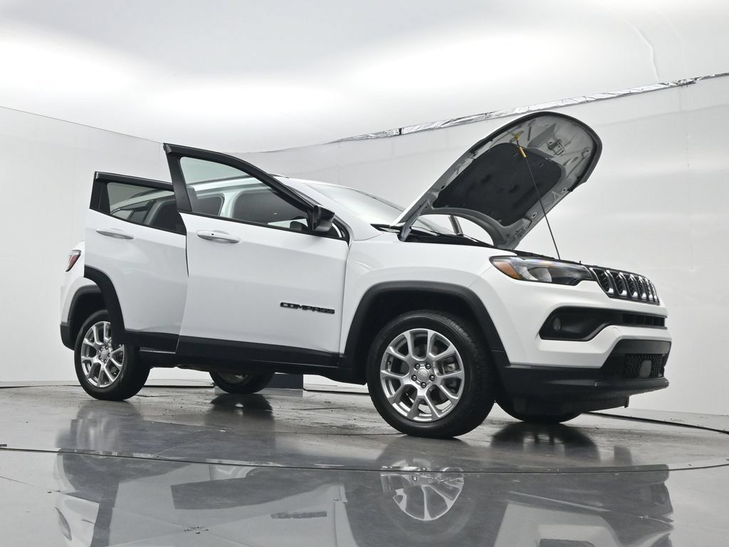 Used 2024 Jeep Compass Latitude AWD/4WD image 29