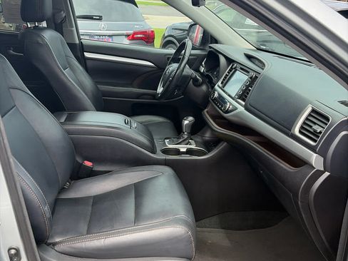 Used 2017 Toyota Highlander XLE AWD/4WD image 18