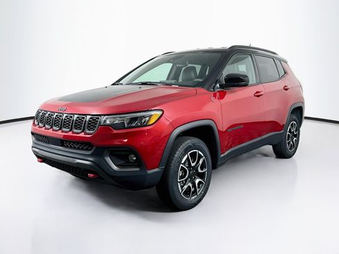 Used 2025 Jeep Compass Trailhawk AWD/4WD image 3