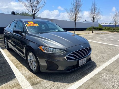 Used 2019 Ford Fusion SE FWD image 1
