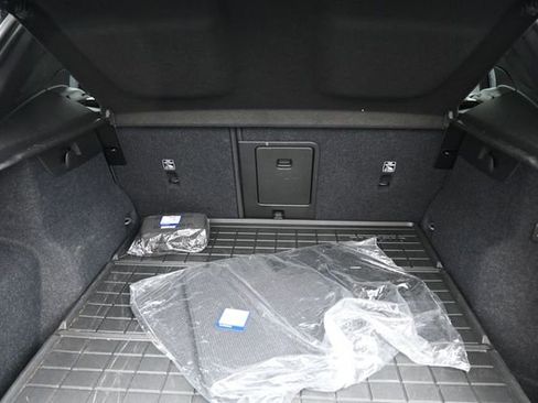 Used 2023 Volvo XC40 B5 Plus w/ Protection Package Premier AWD/4WD image 32