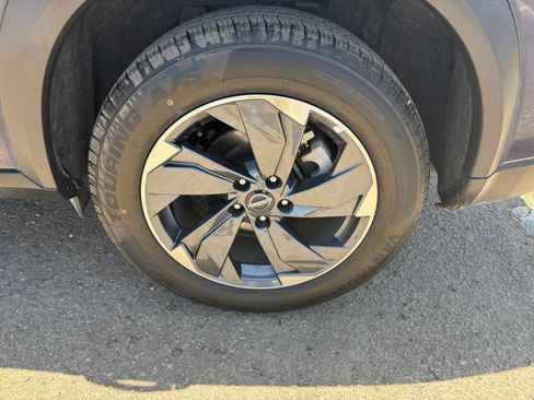 Used 2025 Nissan Rogue SV FWD image 32