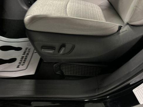 Used 2024 Toyota Sienna LE image 11