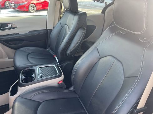 Used 2024 Chrysler Pacifica Touring-L image 5