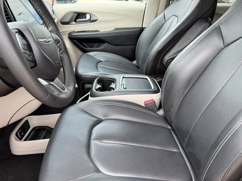 Used 2023 Chrysler Pacifica Touring-L FWD image 11