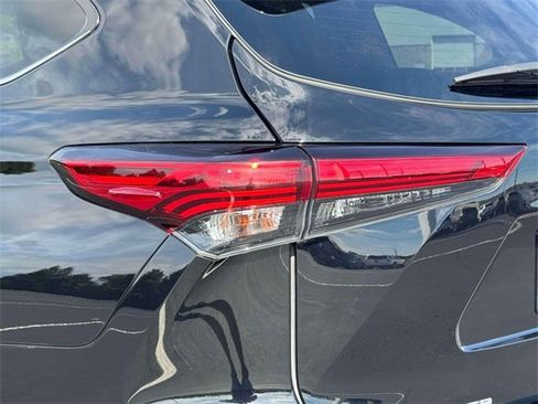 Used 2022 Toyota Highlander Limited image 9