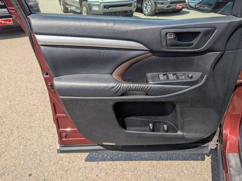 Used 2014 Toyota Highlander Plus AWD/4WD image 9