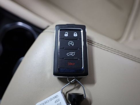 Used 2024 Jeep Grand Cherokee Limited w/ Black Appearance Package image 34