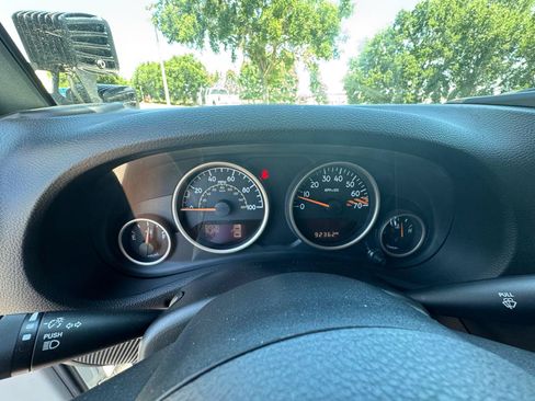 Used 2016 Jeep Wrangler Unlimited Sahara AWD/4WD image 19