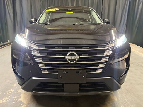 Used 2025 Nissan Rogue SV FWD image 2