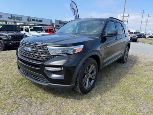 Used 2021 Ford Explorer XLT w/ Equipment Group 202A image 3