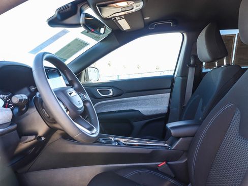 Used 2025 Jeep Compass Sport image 18