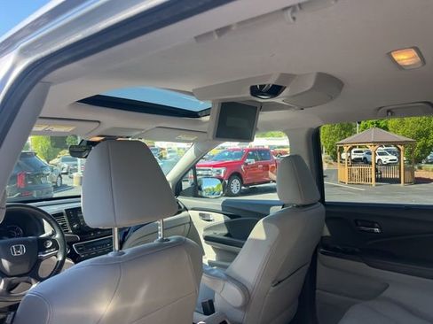 Used 2019 Honda Pilot Touring image 19