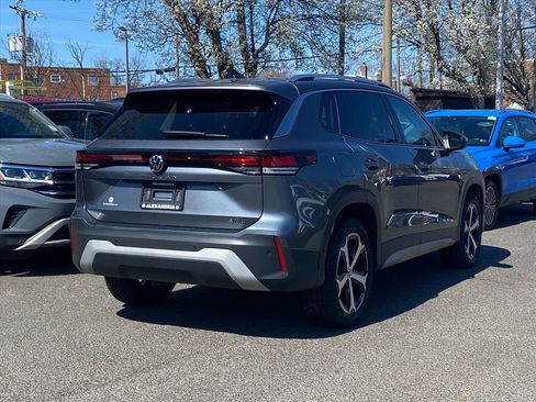 Used 2025 Volkswagen Tiguan SE image 3