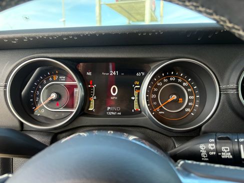 Used 2018 Jeep Wrangler Unlimited Sahara AWD/4WD image 14