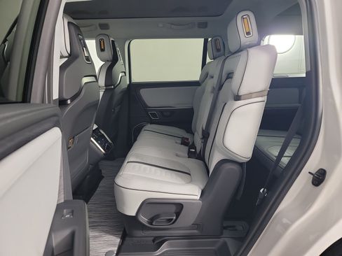 Used 2024 Rivian R1S Adventure AWD/4WD image 21