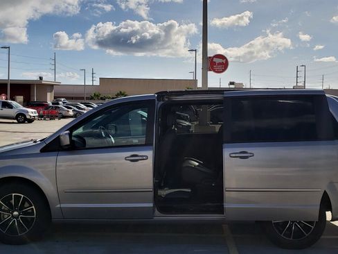 Used 2017 Dodge Grand Caravan GT FWD image 3