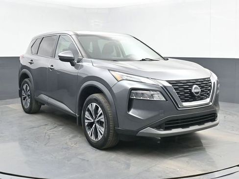Used 2022 Nissan Rogue SV image 2