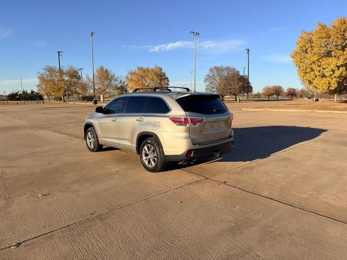 Used 2014 Toyota Highlander XLE FWD image 8