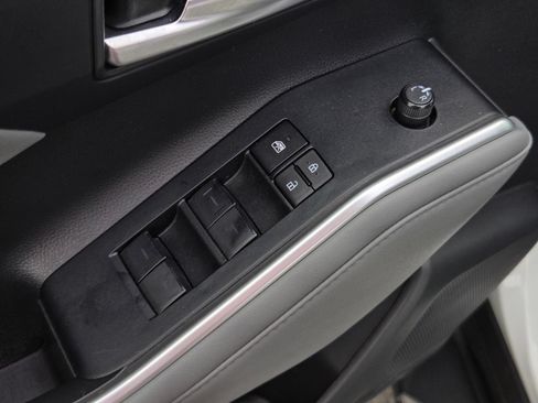 Used 2023 Toyota Highlander XLE AWD/4WD image 10