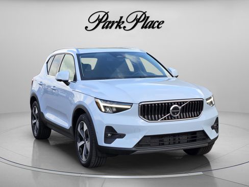 Used 2025 Volvo XC40 B5 Plus AWD/4WD image 8