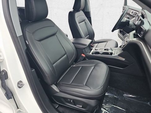 Used 2022 Ford Explorer XLT w/ Equipment Group 202A image 10