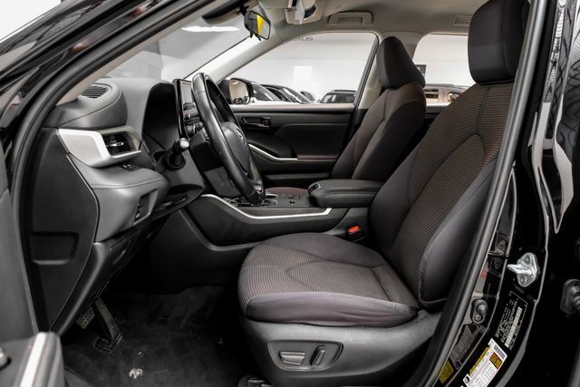 Used 2023 Toyota Highlander LE AWD/4WD image 4