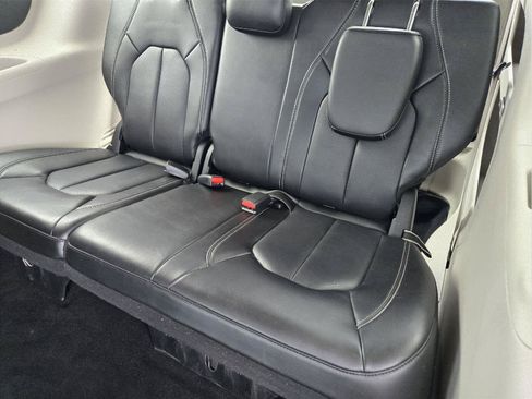 Used 2024 Chrysler Pacifica Touring-L FWD image 27
