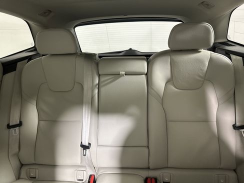 Used 2022 Volvo XC60 B5 Momentum image 22