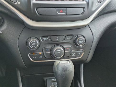 Used 2015 Jeep Cherokee Latitude FWD image 13