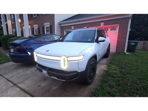 Used 2025 Rivian R1S Adventure AWD/4WD image 1