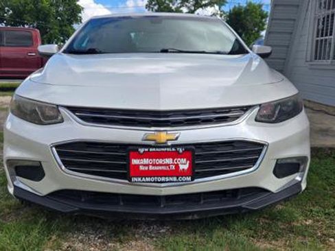 Used 2017 Chevrolet Malibu LT FWD image 2