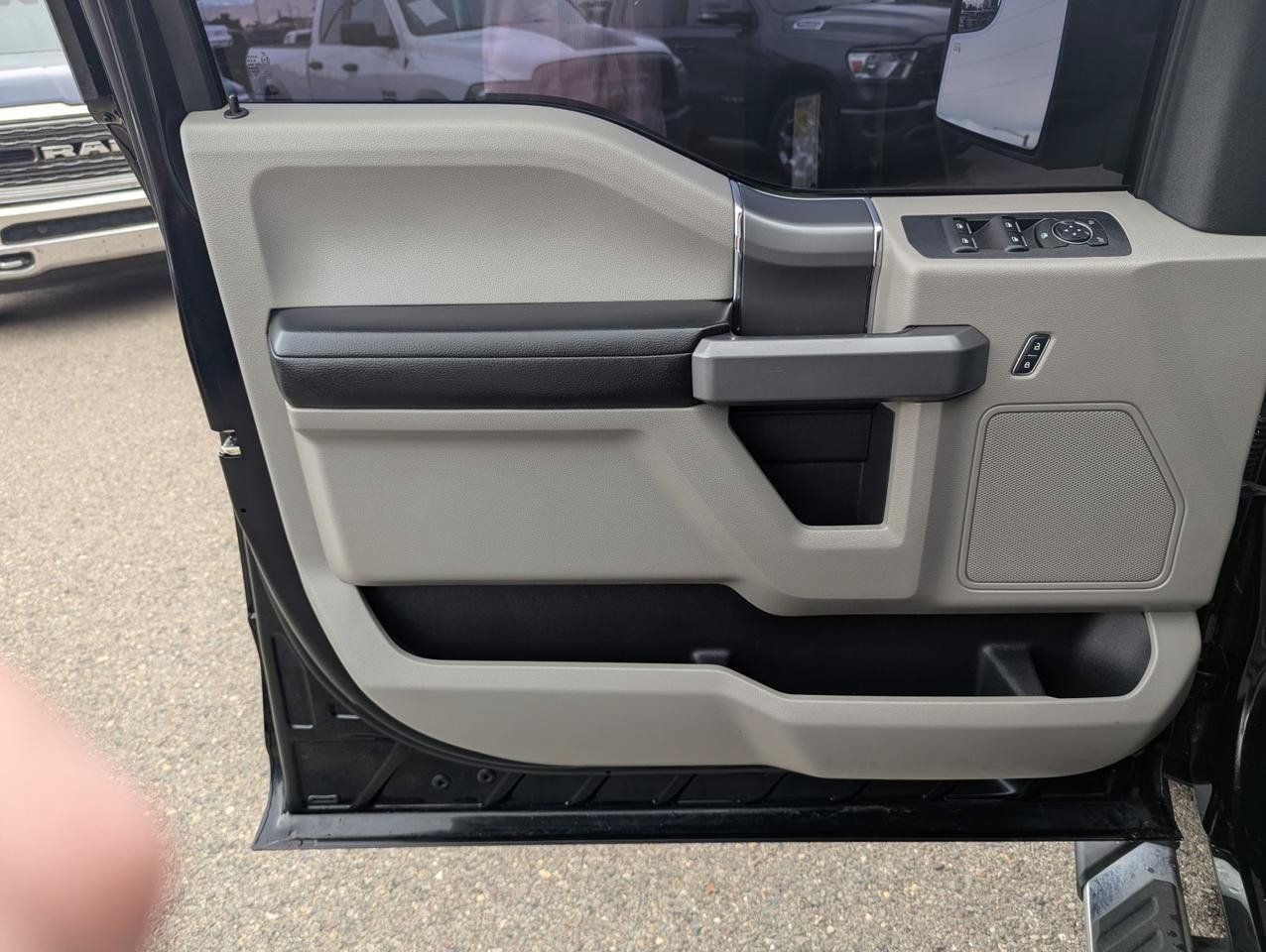Used 2016 Ford F150 XLT w/ Equipment Group 302A Luxury RWD image 9
