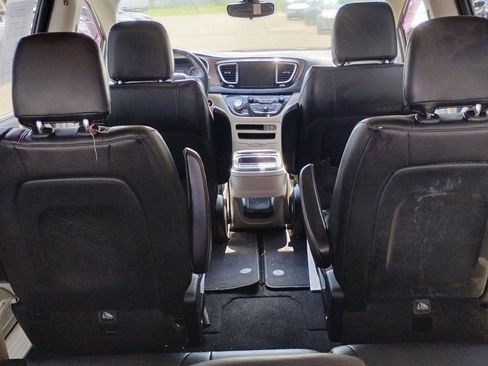 Used 2017 Chrysler Pacifica Touring-L w/ Tire & Wheel Group FWD image 11