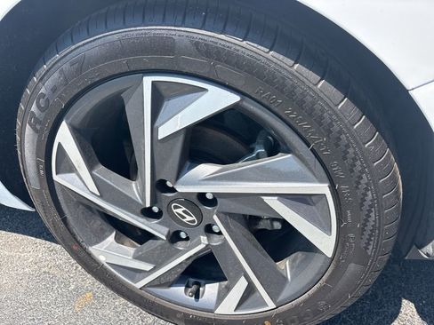 Used 2025 Hyundai Elantra Limited FWD image 11