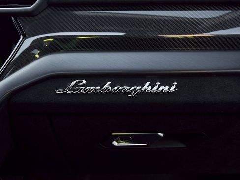 Used 2024 Lamborghini Urus Performante AWD/4WD image 45