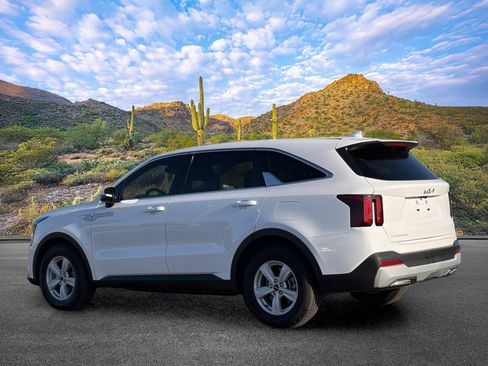 Used 2025 Kia Sorento LX FWD image 8