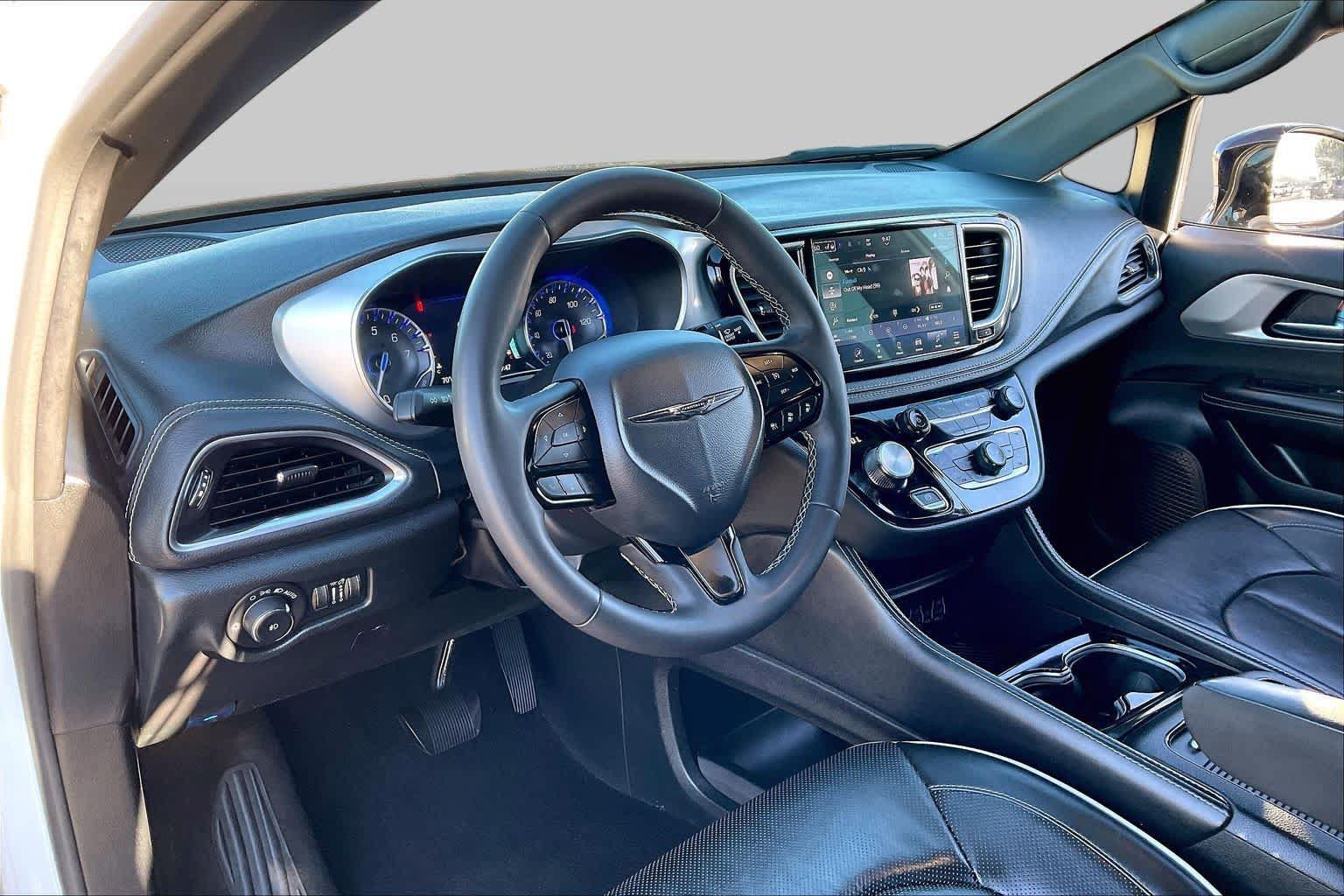 Used 2025 Chrysler Pacifica Limited FWD image 17