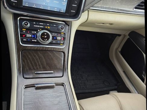 Used 2019 Lincoln Continental Select image 18